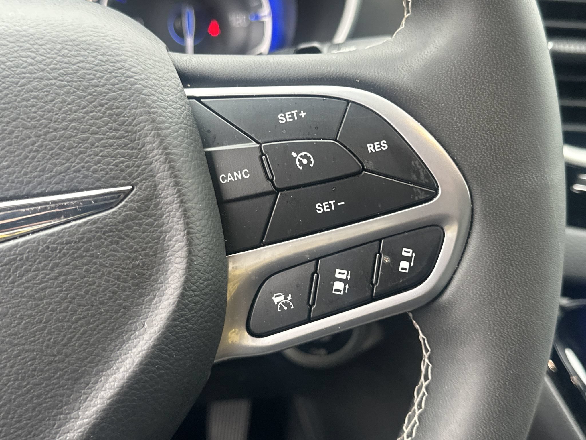 Used 2025 Chrysler Pacifica Select FWD image 24