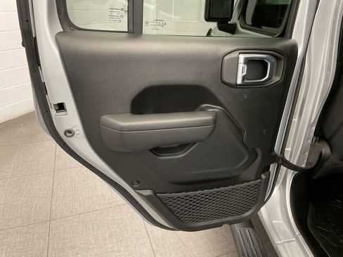 Certified 2023 Jeep Gladiator Sport AWD/4WD image 23