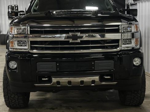 Used 2019 Chevrolet Silverado 2500 High Country w/ Duramax Plus Package image 3