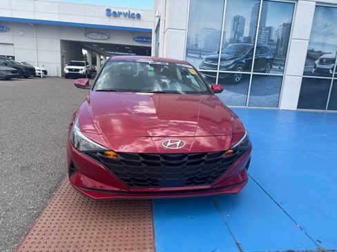 Used 2023 Hyundai Elantra SEL w/ Convenience Package FWD image 3