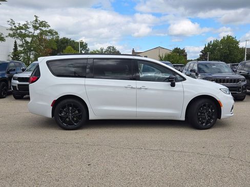 New 2026 Chrysler Pacifica Limited w/ S Appearance Package image 6