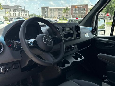 Used 2025 Mercedes-Benz Sprinter 2500 image 31