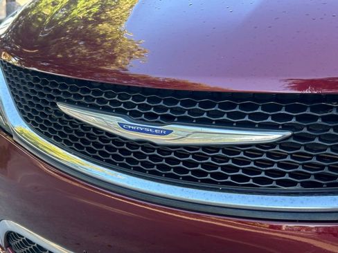 Certified 2020 Chrysler Pacifica Touring-L image 24