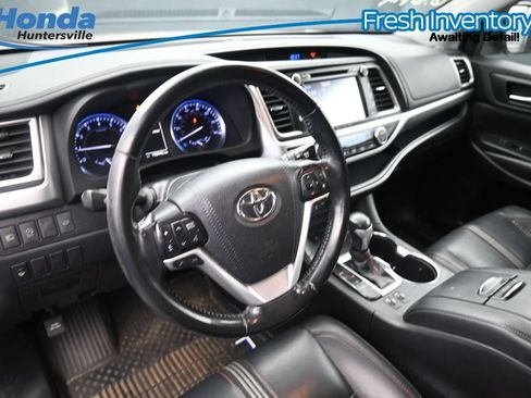 Used 2019 Toyota Highlander SE w/ Nightshade Edition AWD/4WD image 19
