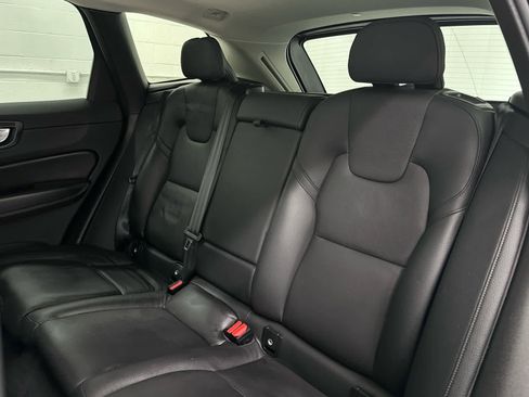 Used 2023 Volvo XC60 B5 Plus image 13