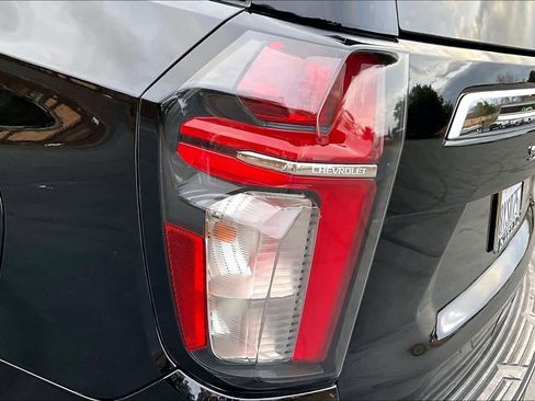 Used 2022 Chevrolet Suburban LT w/ Luxury Package image 33