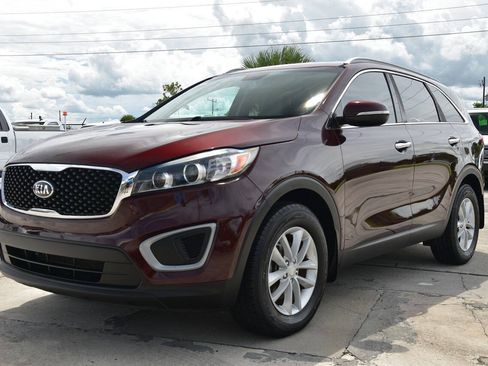 Used 2017 Kia Sorento FWD image 3