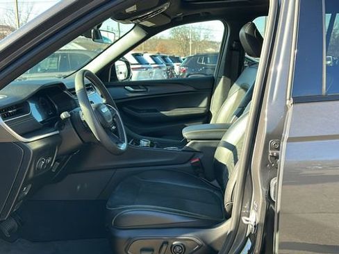 Used 2025 Jeep Grand Cherokee Altitude image 9