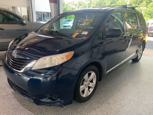 Used 2011 Toyota Sienna LE FWD image 3