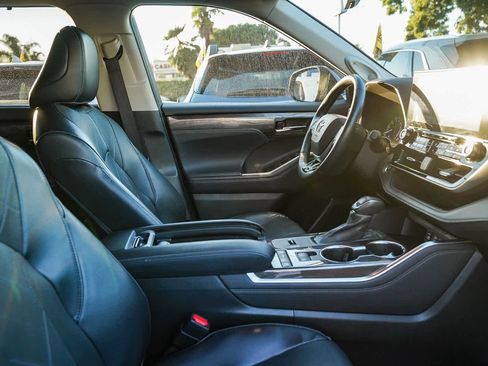 Used 2022 Toyota Highlander Platinum image 16
