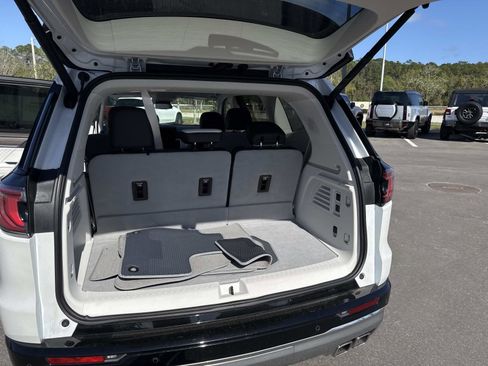 Used 2024 GMC Acadia Denali image 11