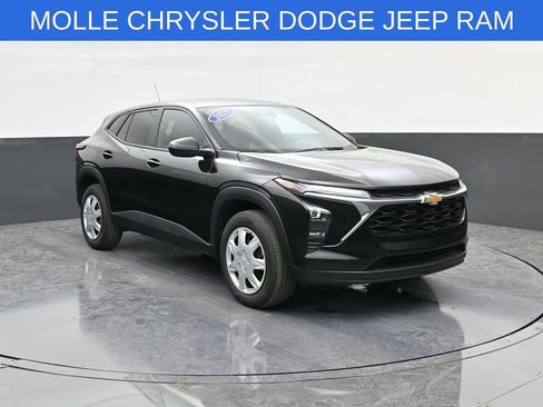 Used 2025 Chevrolet Trax LS image 1