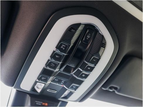 Certified 2025 Porsche Macan image 21