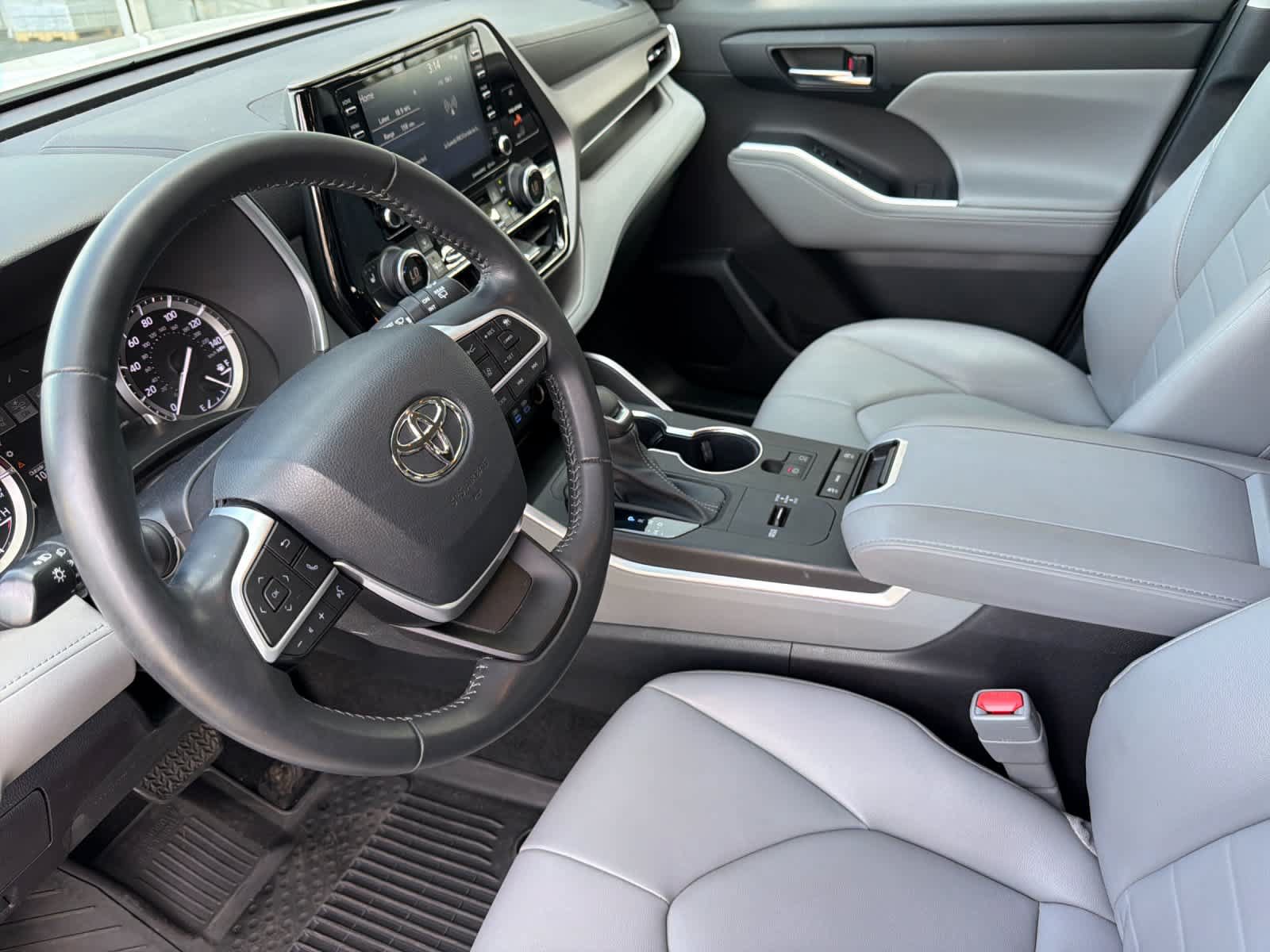 Used 2022 Toyota Highlander XLE FWD image 11