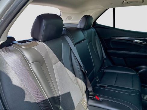 Used 2023 Buick Envision Essence image 25