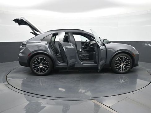 Used 2025 Porsche Macan Electric RWD image 34