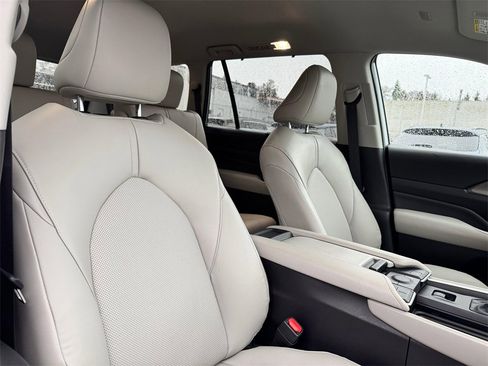 Certified 2025 Toyota Grand Highlander XLE image 11