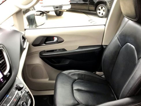 Used 2022 Chrysler Pacifica Touring-L image 19