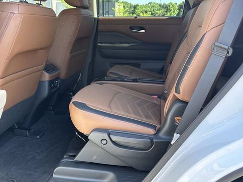 Certified 2025 Nissan Pathfinder Platinum FWD image 23