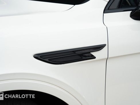 Used 2024 Bentley Bentayga image 9