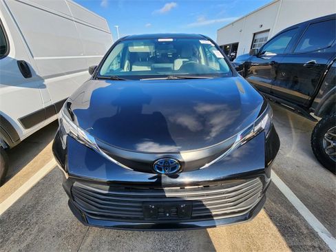 Used 2023 Toyota Sienna LE FWD image 2