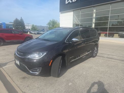 Used 2018 Chrysler Pacifica Limited w/ Tire & Wheel Group FWD image 2