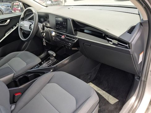 Used 2025 Kia Niro LX FWD image 28