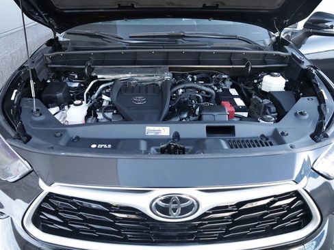 Certified 2023 Toyota Highlander XLE image 9