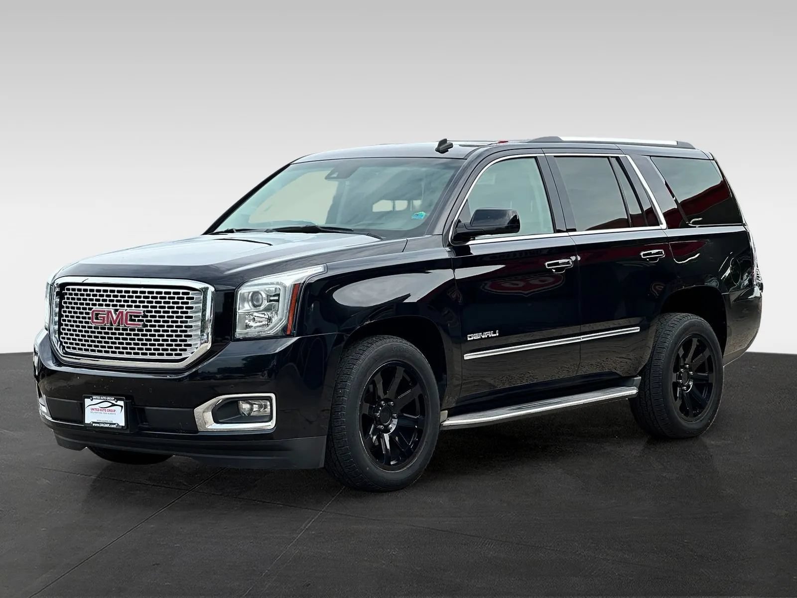 Used 2015 GMC Yukon Denali w/ Touring Package AWD/4WD image 3