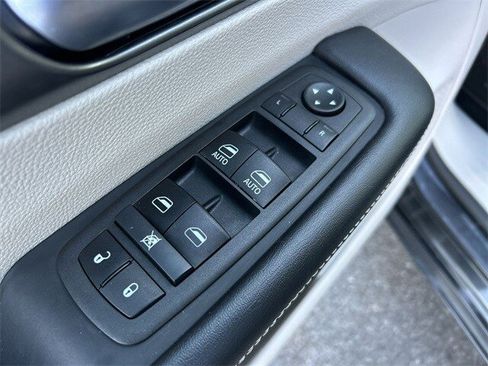 Used 2022 Chrysler Pacifica Touring-L image 16