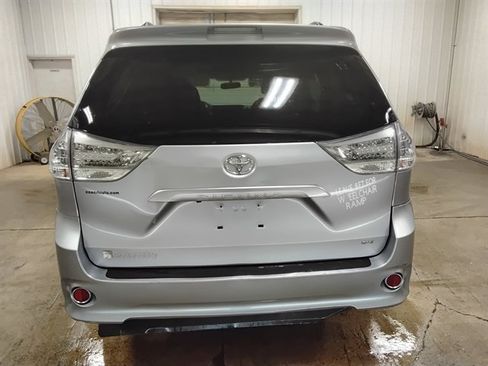 Used 2014 Toyota Sienna SE FWD image 8