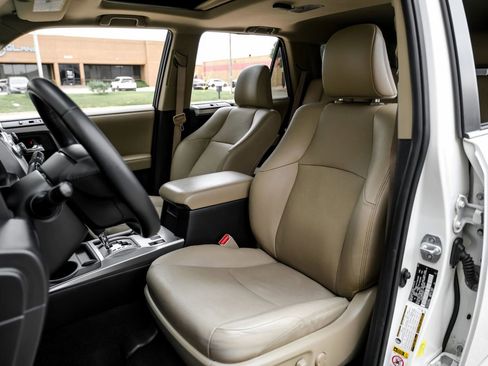 Used 2015 Toyota 4Runner Limited image 36