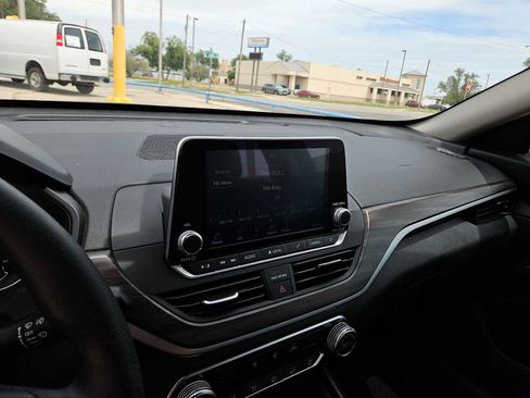 Used 2025 Nissan Altima 2.5 SV FWD image 24