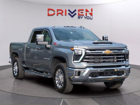 Used 2026 Chevrolet Silverado 2500 LTZ w/ LTZ Convenience Package AWD/4WD image 8