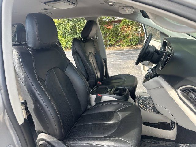 Used 2018 Chrysler Pacifica Touring-L FWD image 10