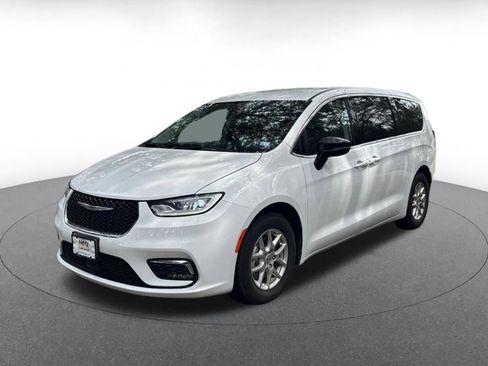 Used 2024 Chrysler Pacifica Touring-L FWD image 3
