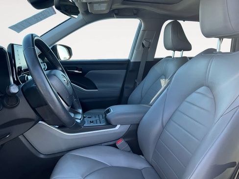 Used 2022 Toyota Highlander XLE image 11