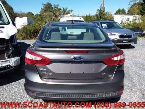 Used 2012 Ford Focus SE w/ SE Winter Pkg image 3