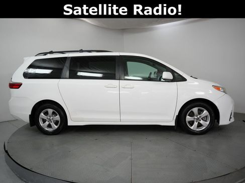 Used 2018 Toyota Sienna LE w/ Carpet Mat Package image 5