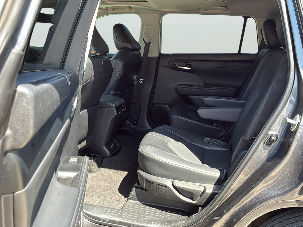 Used 2022 Toyota Highlander XLE FWD image 13