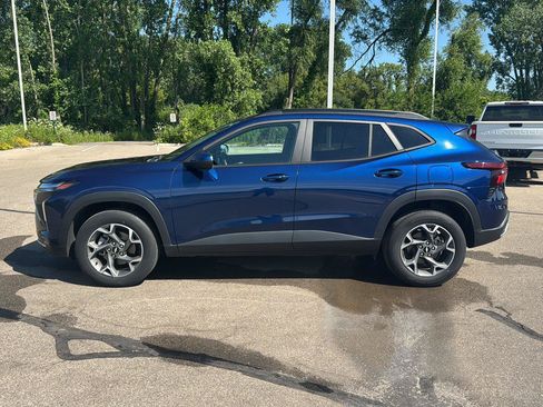 Used 2024 Chevrolet Trax LT w/ LT Convenience Package FWD image 2