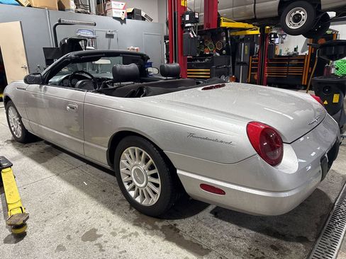 Used 2004 Ford Thunderbird image 29