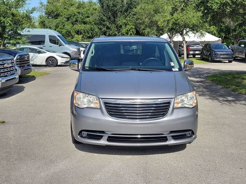 Used 2013 Chrysler Town & Country Touring-L w/ Driver Convenience Group FWD image 2