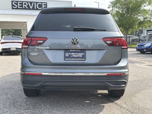 Used 2023 Volkswagen Tiguan SE w/ Panoramic Sunroof Package FWD image 5