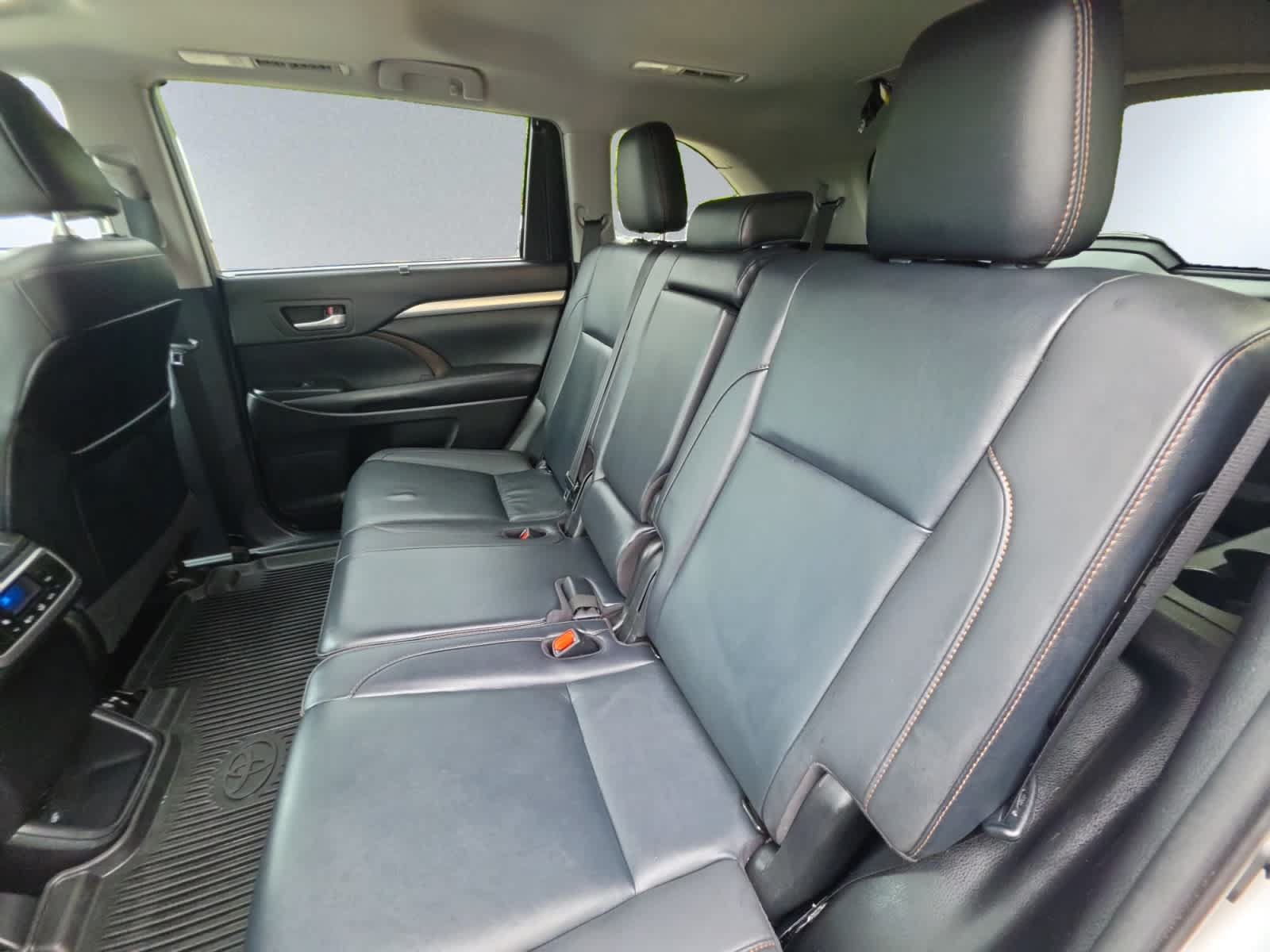 Used 2019 Toyota Highlander XLE AWD/4WD image 18