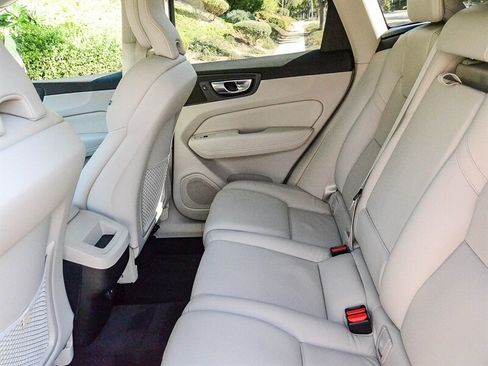 Used 2022 Volvo XC60 B5 Momentum w/ Advanced Package image 22