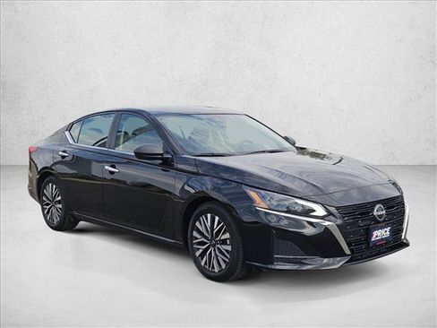 Used 2024 Nissan Altima 2.5 SV FWD image 3