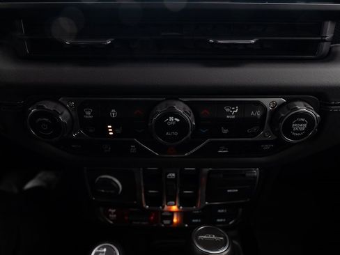 Used 2024 Jeep Gladiator Rubicon w/ Convenience Group image 17