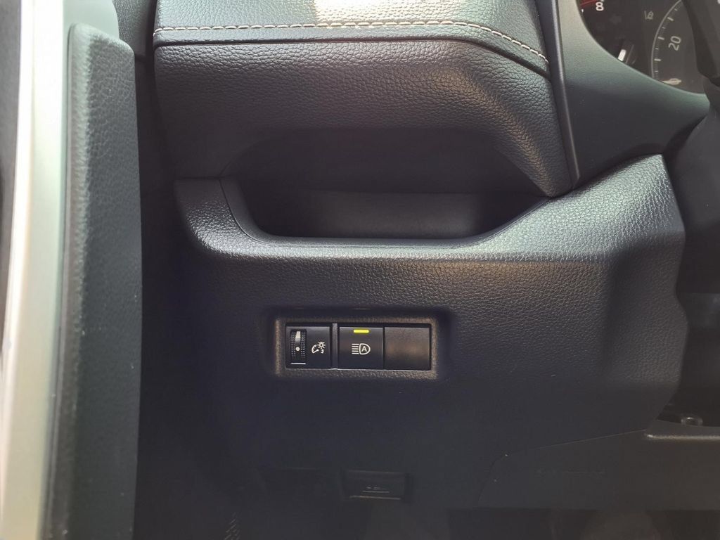 Used 2025 Toyota RAV4 XLE AWD/4WD image 18