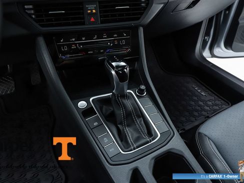 Used 2025 Volkswagen Jetta SE FWD image 24